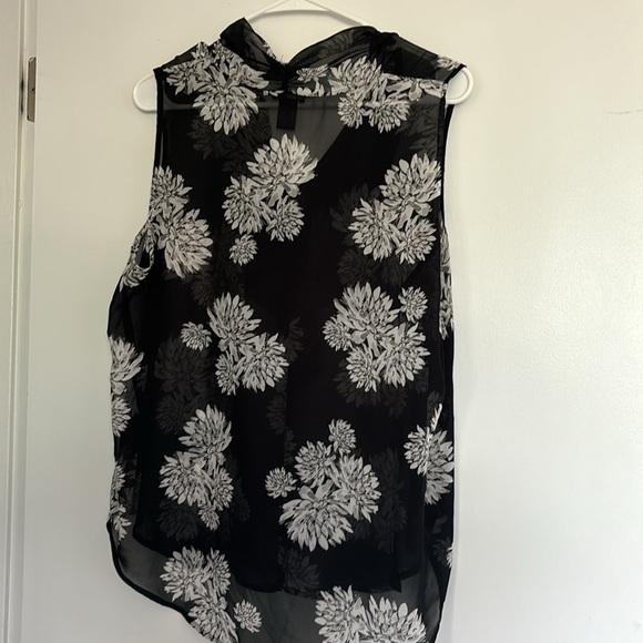 Ann Taylor Factory sheer top; black and white floral design; Large - Picture 4 of 8